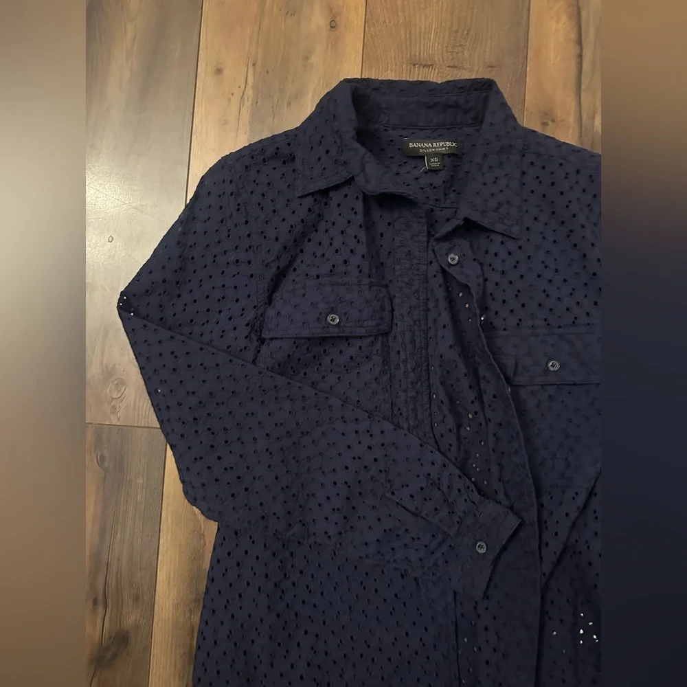Banana Republic Eyelet Lace Dillon Shirt Navy XS | 100% Cotton Button Front - Picture 9 of 9